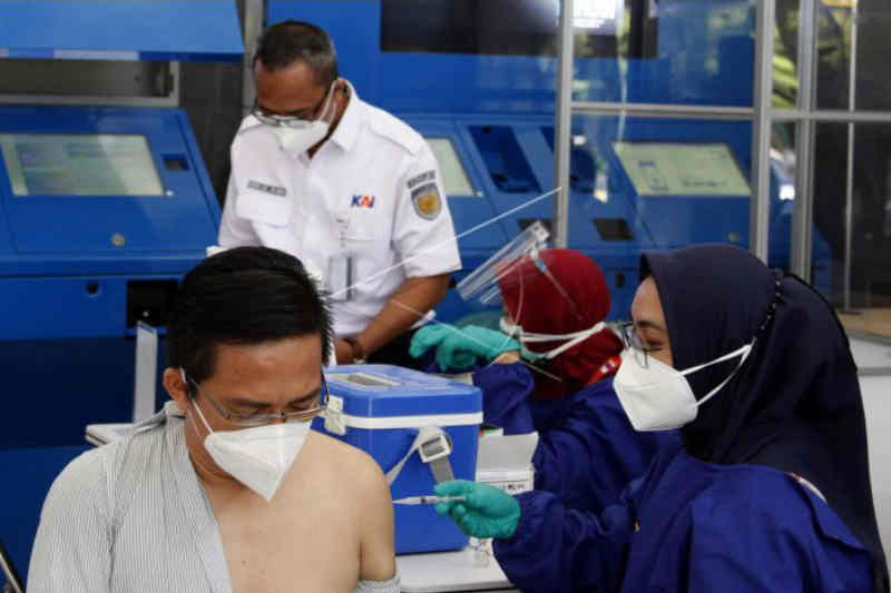 Pengguna jasa kereta minati vaksinasi di stasiun Cirebon