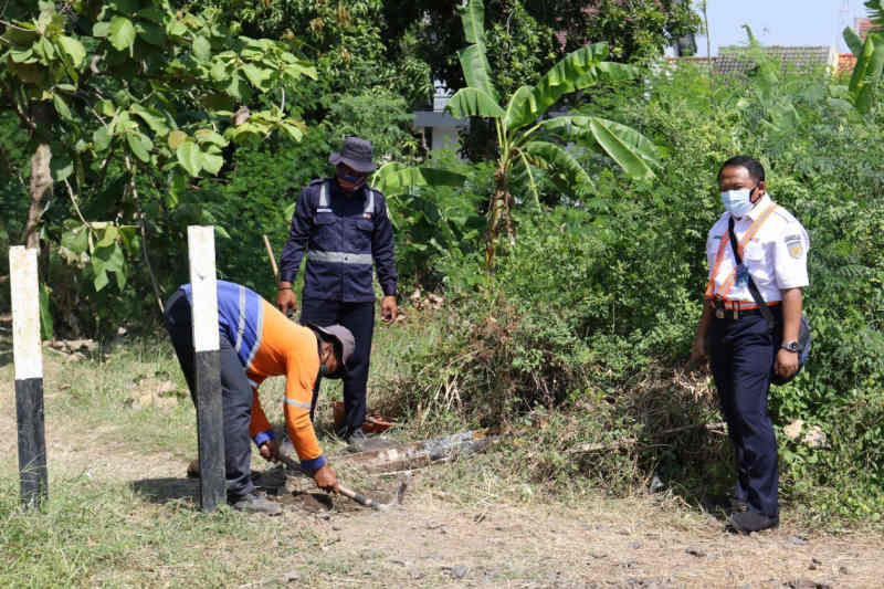 KAI Cirebon minta pemotor tak nekat seberangi rel hindari penyekatan jalan PPKM