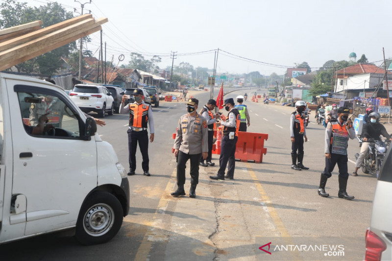 Polresta Bogor sekat kendaraan di Simpang Salabenda
