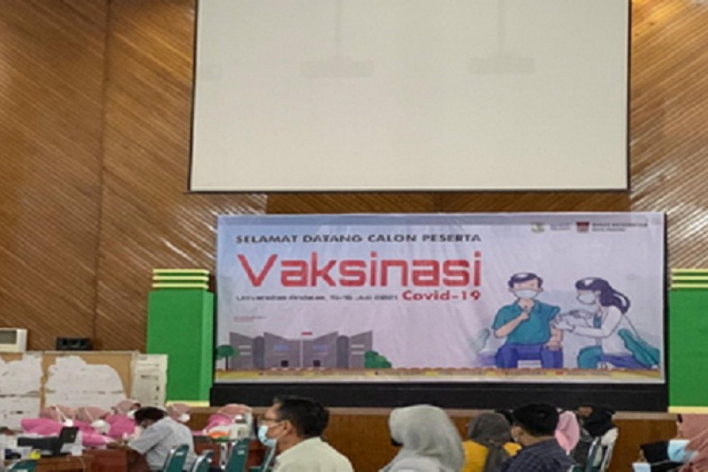 Unand Students were Very Enthusiastic to Participate in Mass Vaccines