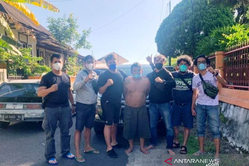 Sempat sembunyi di parak lado, ini kronologi penangkapan Izet