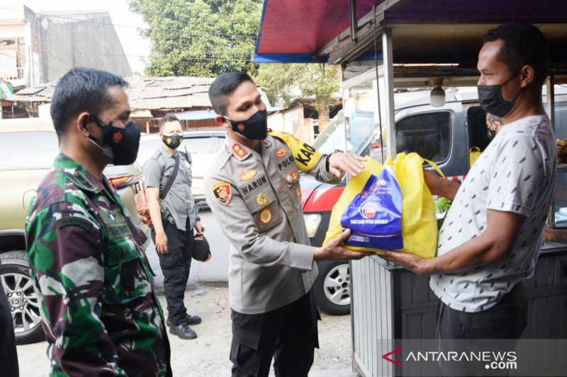 Kapolres dan Dandim Bogor bagikan sembako saat penertiban PPKM Darurat