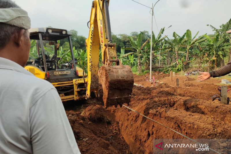 Penggalian lubang makam gunakan alat berat di Kota Bogor