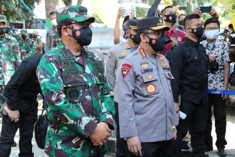Kapolri bersama Panglima blusukan ke Bandung cek kebutuhan warga