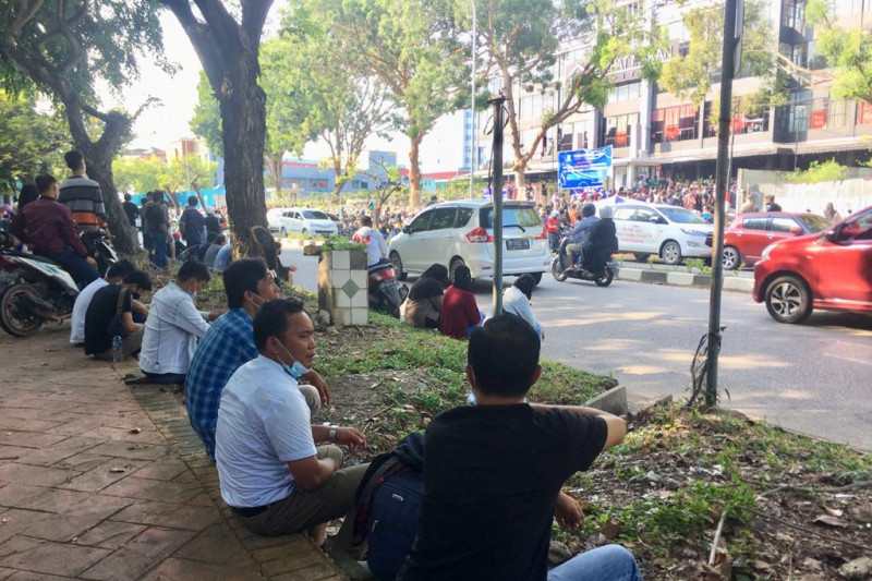 Antrian warga menunggu vaksin di Batam