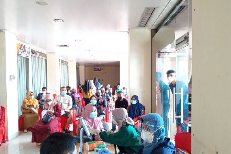 Wakil wali Kota Solok tinjau kegiatan vaksinasi COVID-19