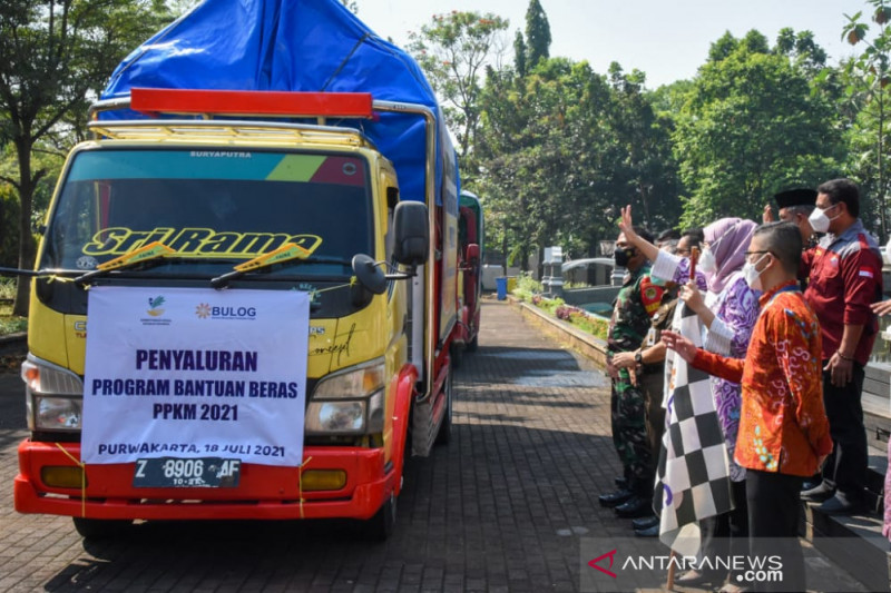 Pemkab Purwakarta salurkan bantuan beras untuk 28 ribu keluarga