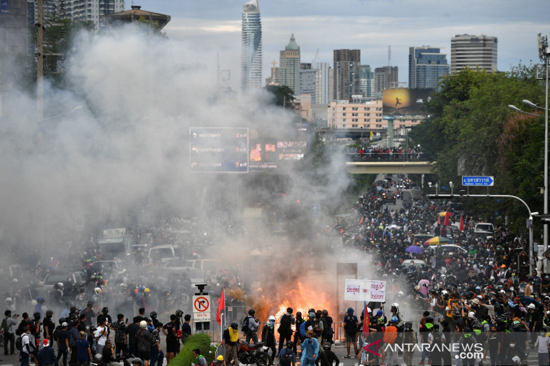 Seribu pengunjuk rasa di Thailand bentrok dengan polisi