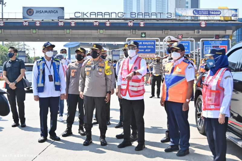 Menhub tinjau pos penyekatan kendaraan di Tol Cikarang Barat