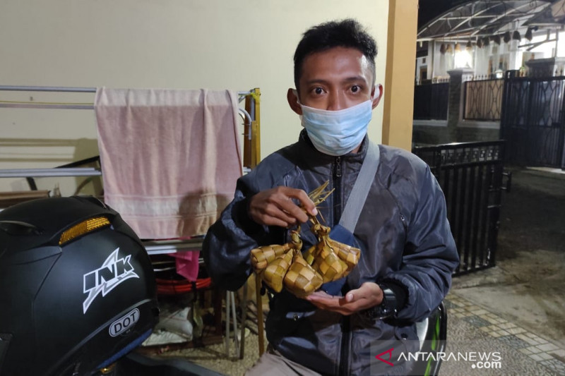 Perajin bungkus ketupat di Cianjur berjualan dari rumah ke rumah