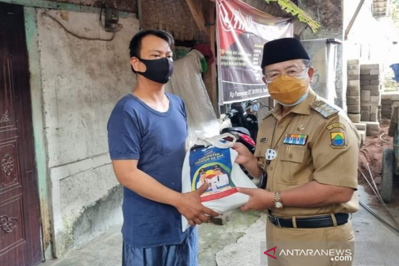 Pemkab Cianjur salurkan bantuan sembako untuk warga terdampak PPKM