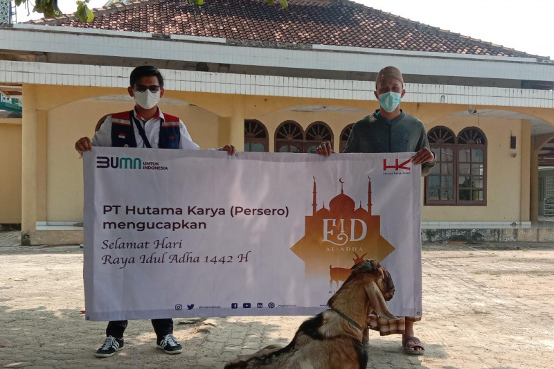 PT HK bagikan 13 ekor hewan kurban kepada masjid sekitar ruas tol