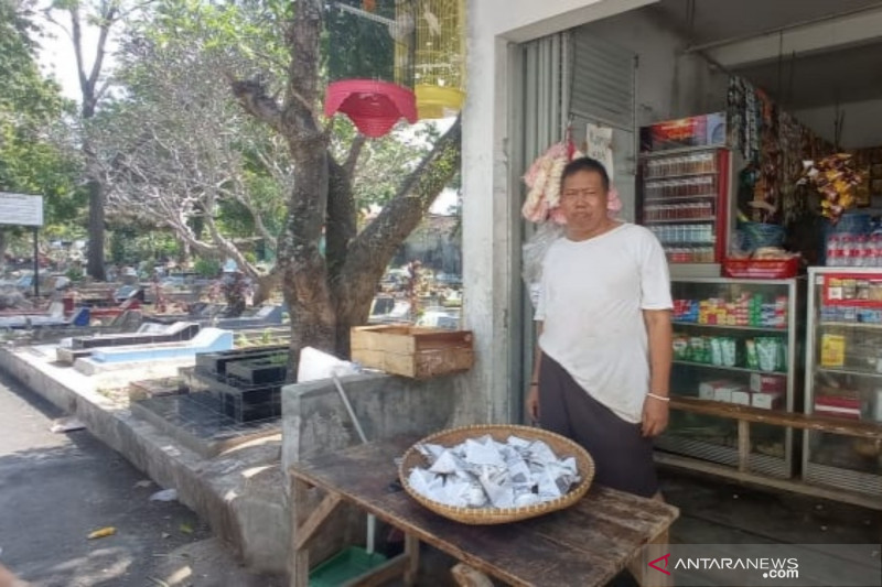 Pedagang bunga di TPU Cianjur alami penurunan pendapatan saat Idul Adha