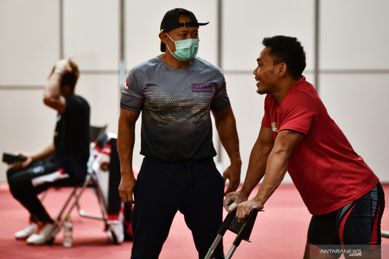 Latihan Timnas Angkat Besi Indonesia