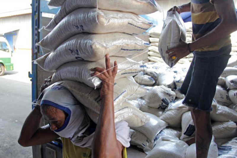 Bulog Cirebon distribusikan bantuan beras PPKM ke 4 daerah