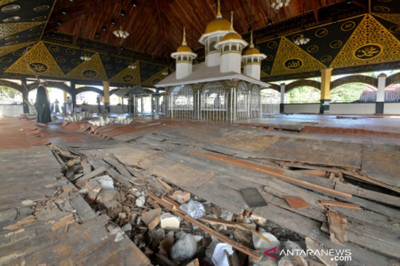 Komplek Makam Syekh Burhanuddin Rusak