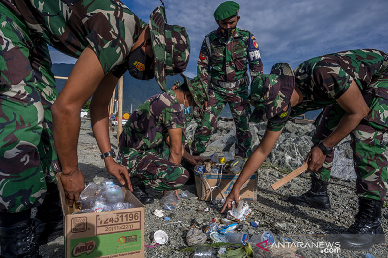 AKSI BERSIH-BERSIH TNI DI KAWASAN WISATA PANTAI