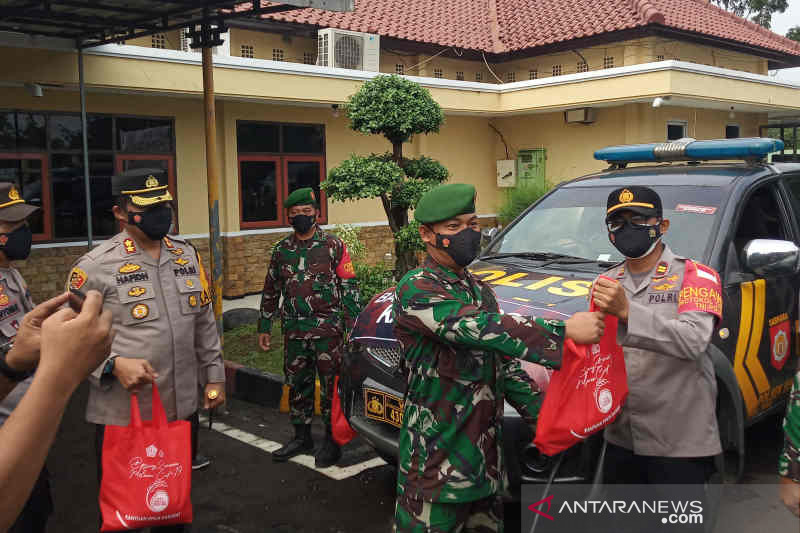 Polres Indramayu distribusikan 1.300 paket sembako untuk warga
