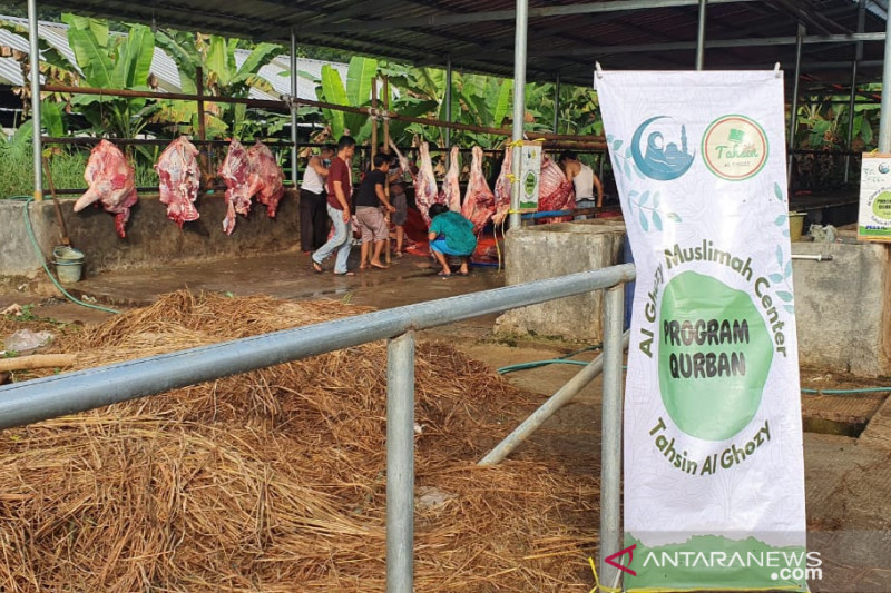 AMC bagikan ratusan daging kurban guru Al Quran di Bogor