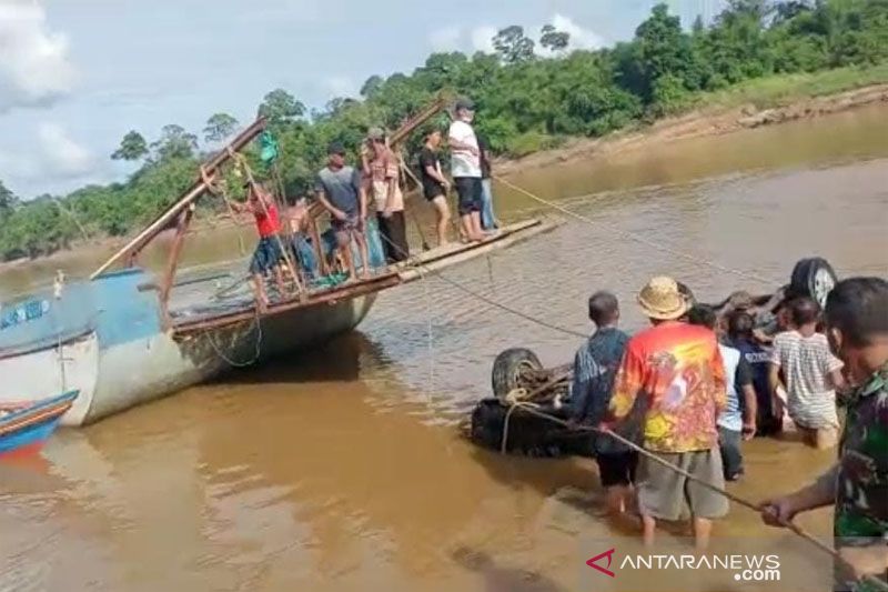 Mobil travel terjun ke Sungai Barito