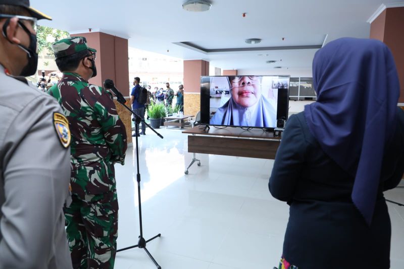 Panglima TNI semangati pasien COVID-19 jalani isolasi terpusat di Bandung