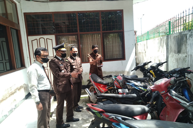 Tak kunjung di jemput, belasan sepeda motor berbulan-bulan terparkir di Kejari Payakumbuh
