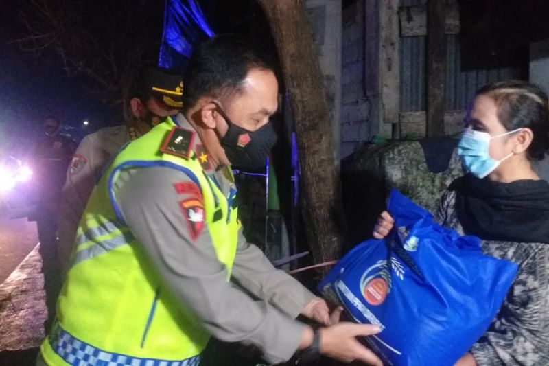 Lakukan patroli skala besar, Wakapolda NTB bagikan paket sembako