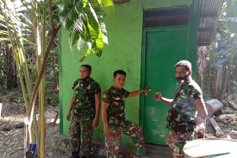 Personel TNI Koramil Sentani bangun jamban MCK rumah warga Khalkote Riki Ongge