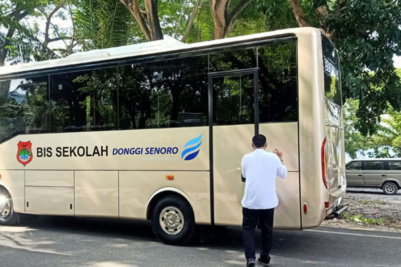 Dukung pelayanan masyarakat, DSLNG telah sumbangkan sembilan kendaraan operasional bagi daerah