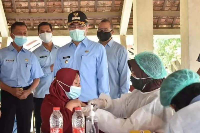 Bupati Bantul meninjau vaksinasi COVID-19 bagi pelaku UMKM dan koperasi