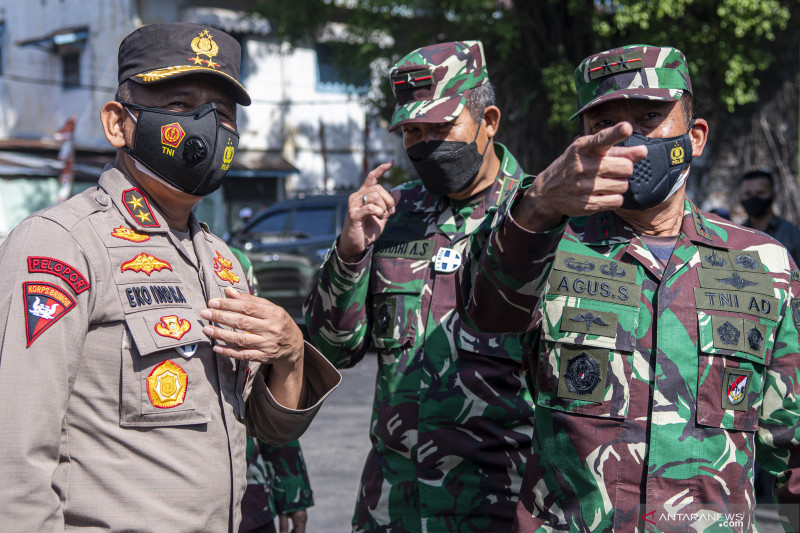 Pangdam dan Kapolda Bagikan Bantuan Beras Untuk Masyarakat Terdampak COVID-19