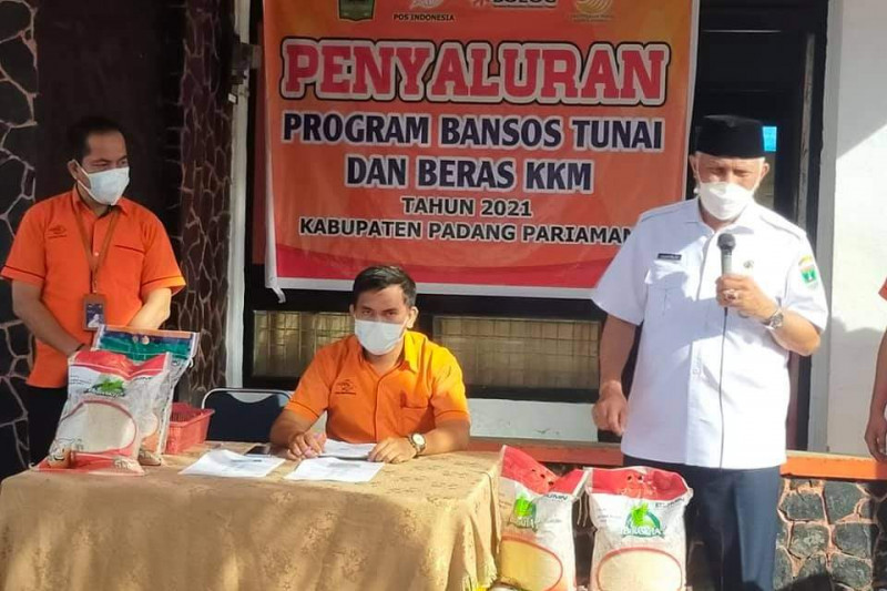 Bupati Padang Pariaman Salurkan Bantuan Sosial Atasi Dampak Pandemi Covid 19 Antara Sumbar