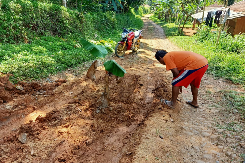 Pemkab Cianjur tetap bangun jalan rusak secara bertahap