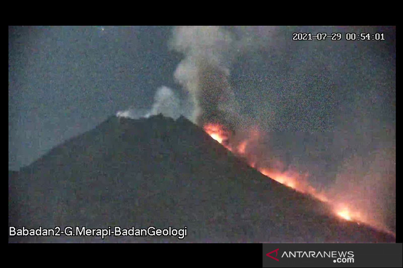 Awan panas guguran Gunung Merapi meluncur sejauh 2,5 km - Vimarsana News