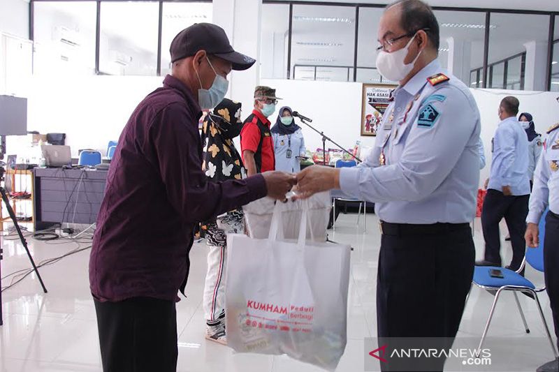 Kemenkum HAM Kalteng salurkan 951 paket sembako ke terdampak COVID-19