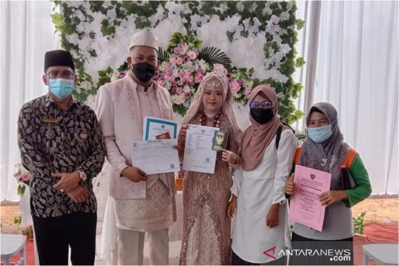 UKL Disdukcapil Batang Kapas serahkan KK dan KTP pada pengantin baru
