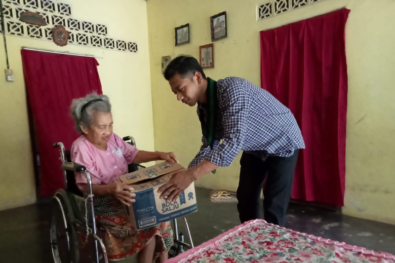 Kader HMI Lampung Timur bantu sembako kepada nenek Herawati