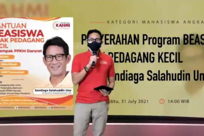 Sandiaga dan KAHMI Preneur salurkan beasiswa bagi anak pedagang kecil