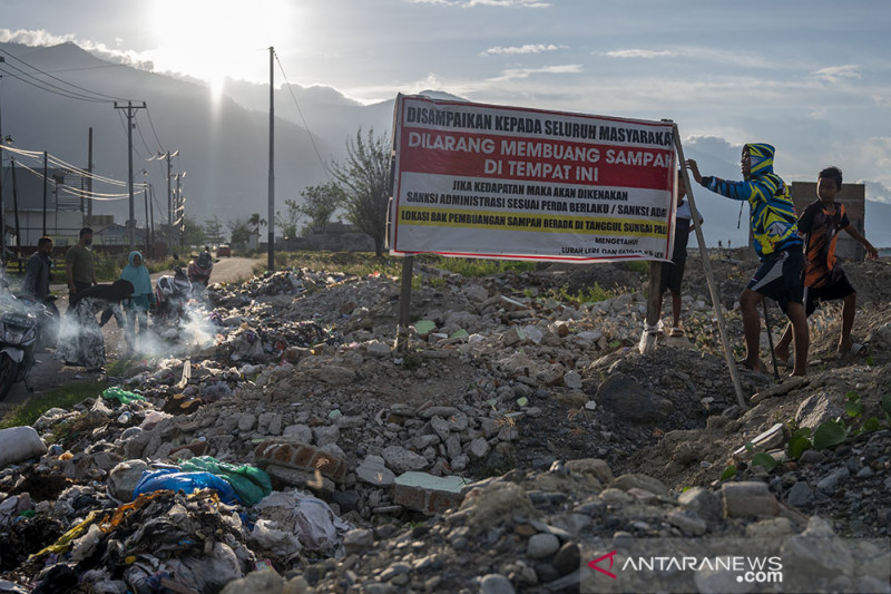 Sanksi adat bagi pembuanh sampah sembarangan