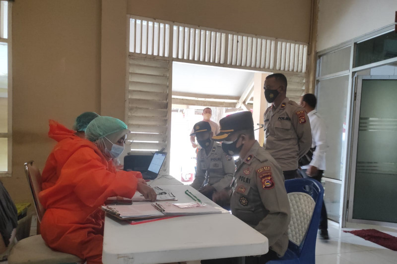 Antisipasi COVID-19, Anggota Polres Loteng dicek kesehatannya