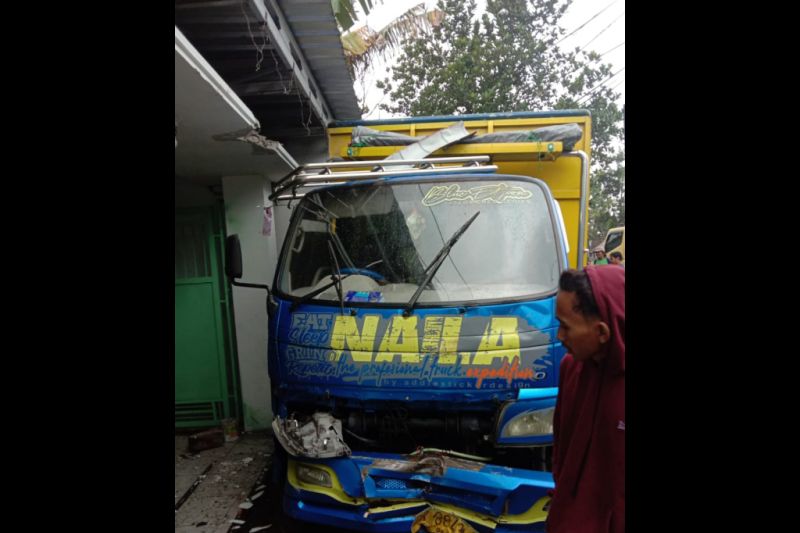 Truk tabrak pembatas jalan di bypass Merang Baru