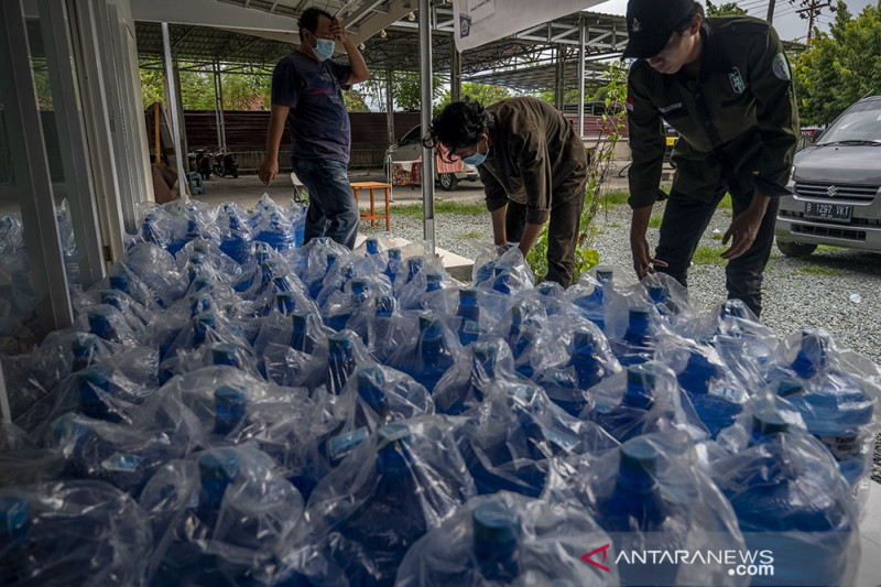 Relawan Penuhi Kebutuhan Makan dan Minum Warga yang Isoman