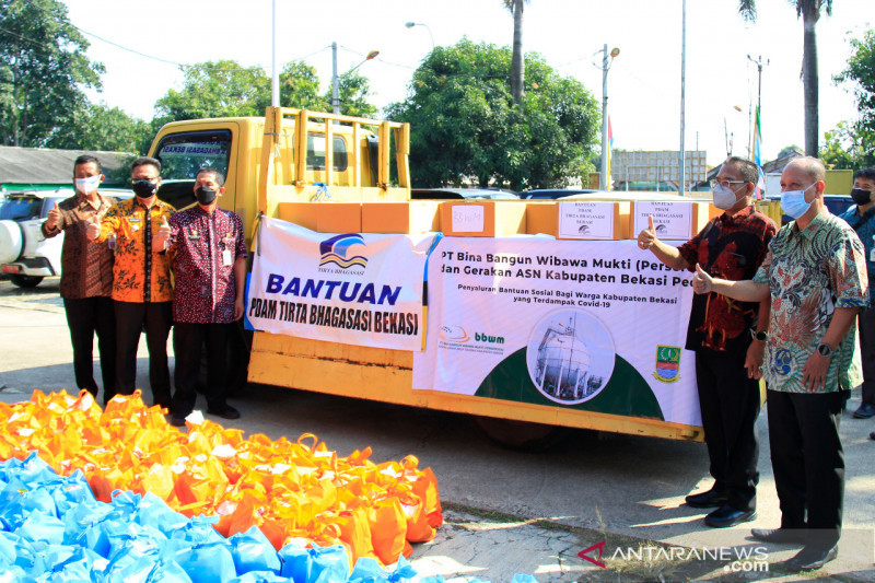 PDAM Tirta Bhagasasi Bekasi salurkan bantuan paket sembako warga