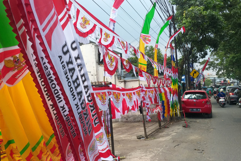 Penjual bendera Merah Putih di Bandung berharap untung saat pandemi