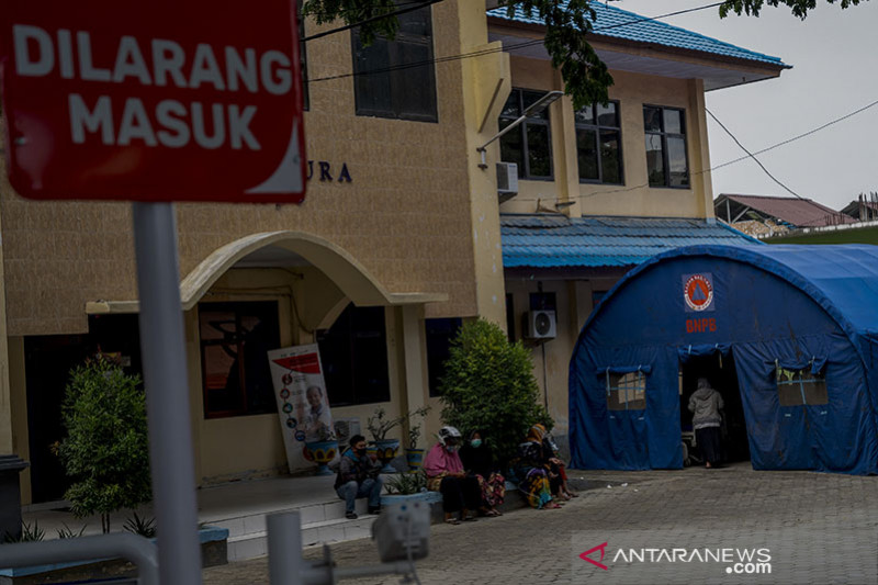 TENDA DARURAT DI HALAMAN RUMAH SAKIT