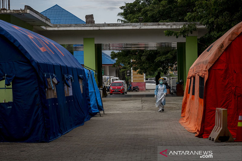 TENDA DARURAT DI HALAMAN RUMAH SAKIT