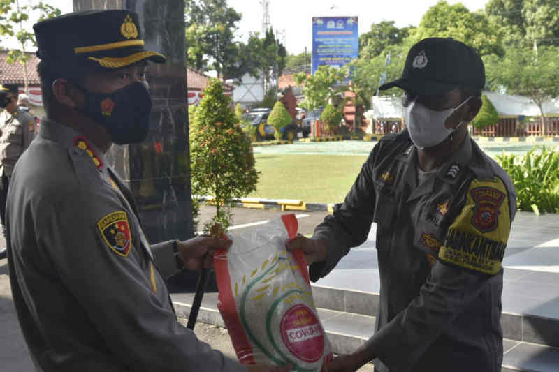 Polresta Cirebon distribusikan 50 ton beras untuk warga terdampak pandemi