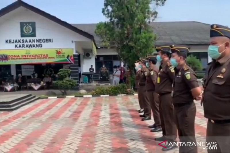 Pemotongan bansos tunai Kemensos di Karawang dilaporkan ke Kejari