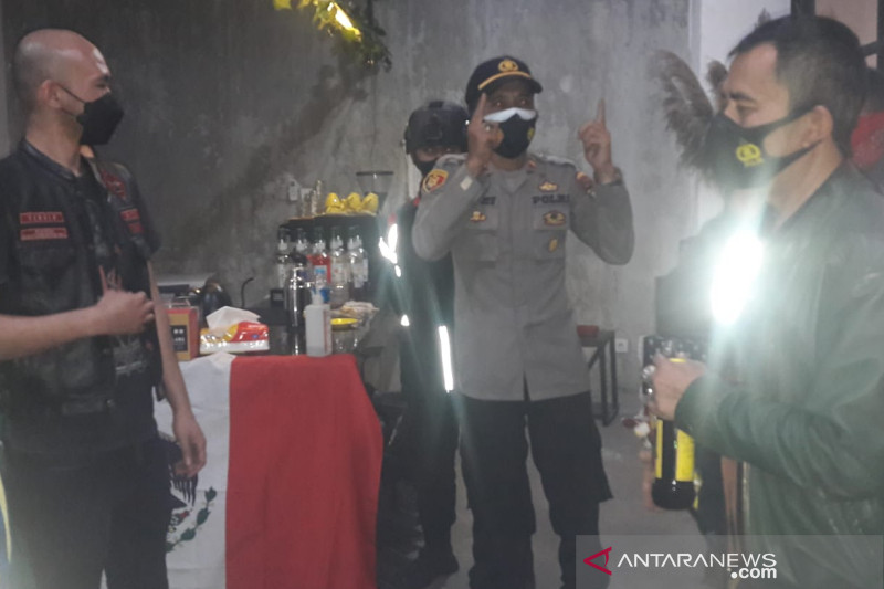 Satgas COVID-19 bubarkan kelompok pemotor asal Bandung yang berkerumun di kafe Garut