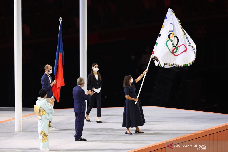 Tokyo serahkan bendera Olimpiade yang diteruskan ke Paris